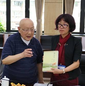 2015年9月29日韩祥林学长向黄玉璟校长赠送他写的回忆录