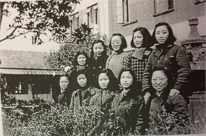 1953年毕业前夕石油机械科全体女同学在母校中华堂前合影（前排右一程钦）